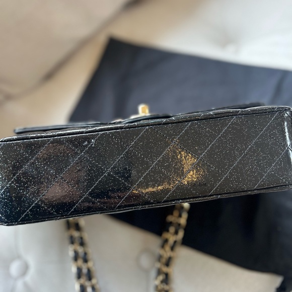 Beautiful patent Chanel bag size small - Picture 13 of 15